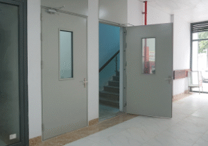 Ô kính trong cửa thép chống cháy có làm giảm khả năng chịu nhiệt không?