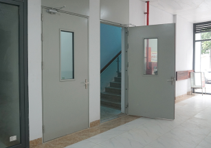 Ô kính trong cửa thép chống cháy có làm giảm khả năng chịu nhiệt không?